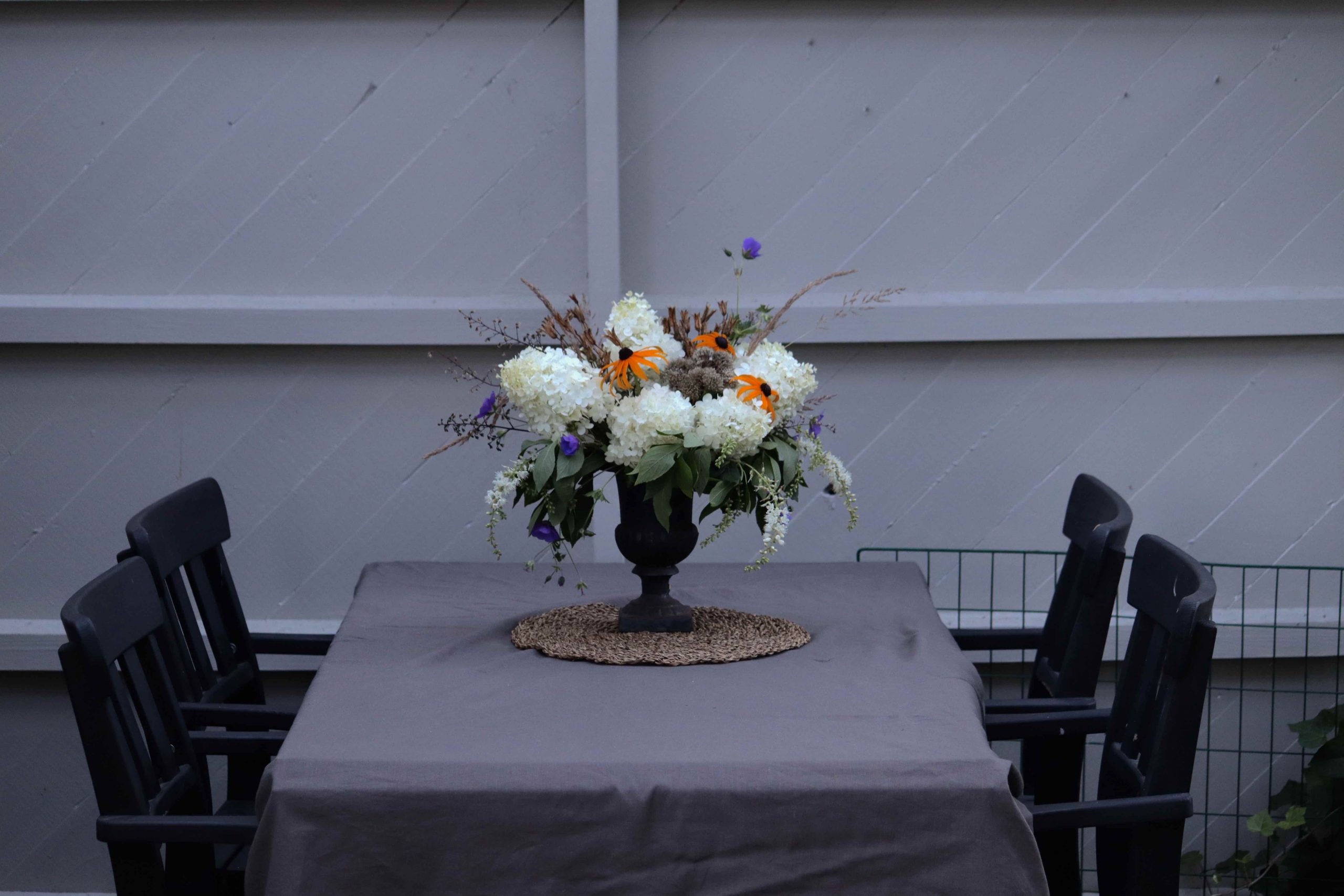 Natalia Lindberg Trädgårdsdesign Blombukett från din egen trädgård matbord utomhus pergola hortenisa