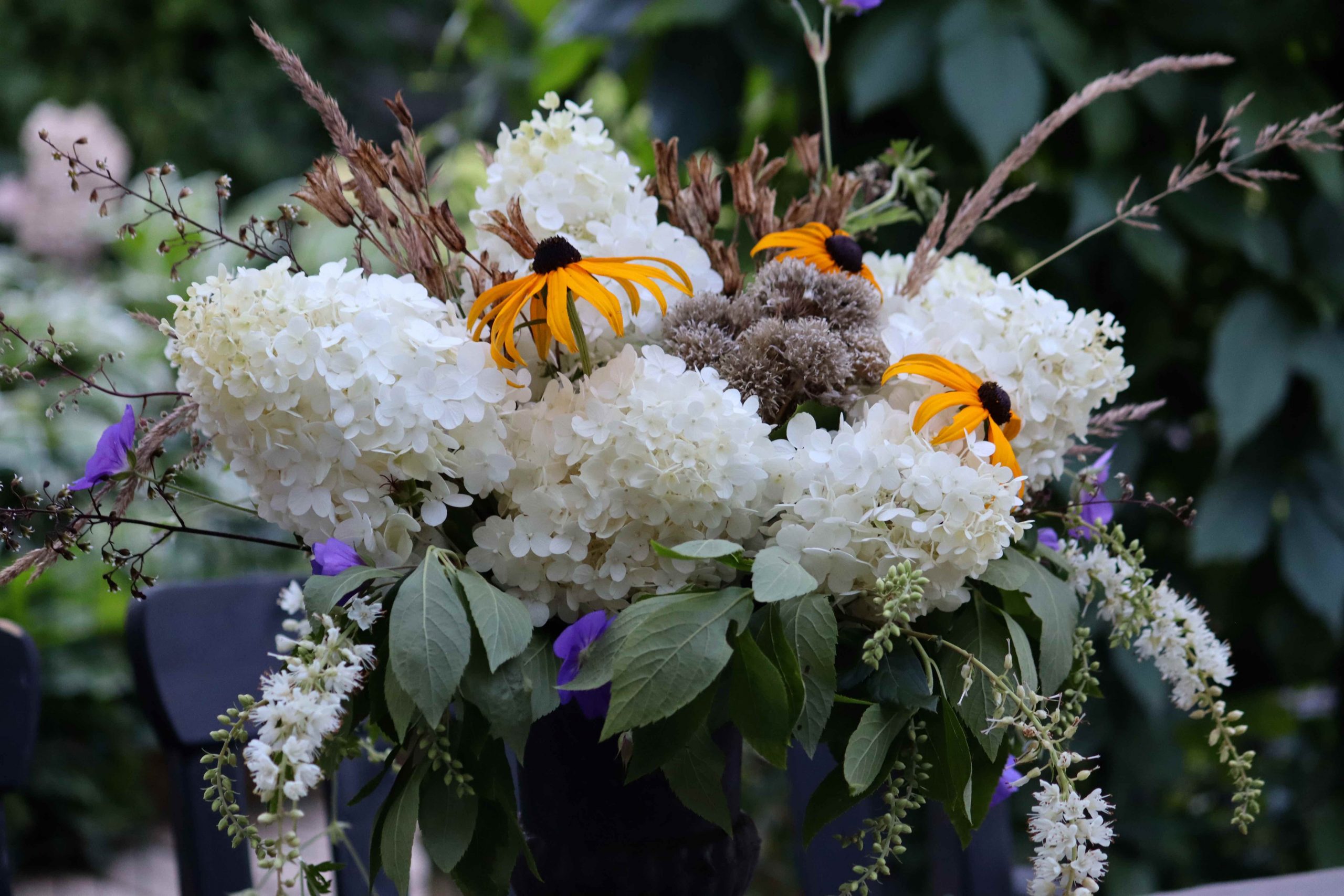 Natalia Lindberg Trädgårdsdesign Blombukett från din egen trädgård hortensia rudbekia urna konvaljbuske trädgårdnäva