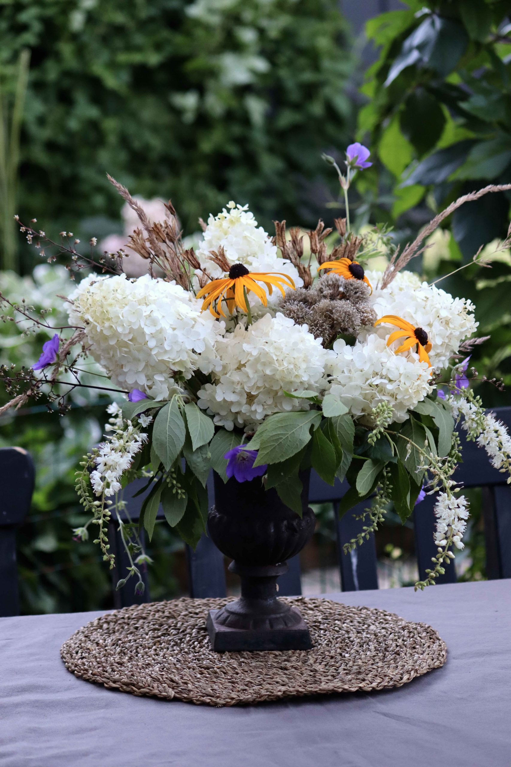 Natalia Lindberg Trädgårdsdesign Blombukett från din egen trädgård hortensia rudbekia urna konvaljbuske trädgårdnäva