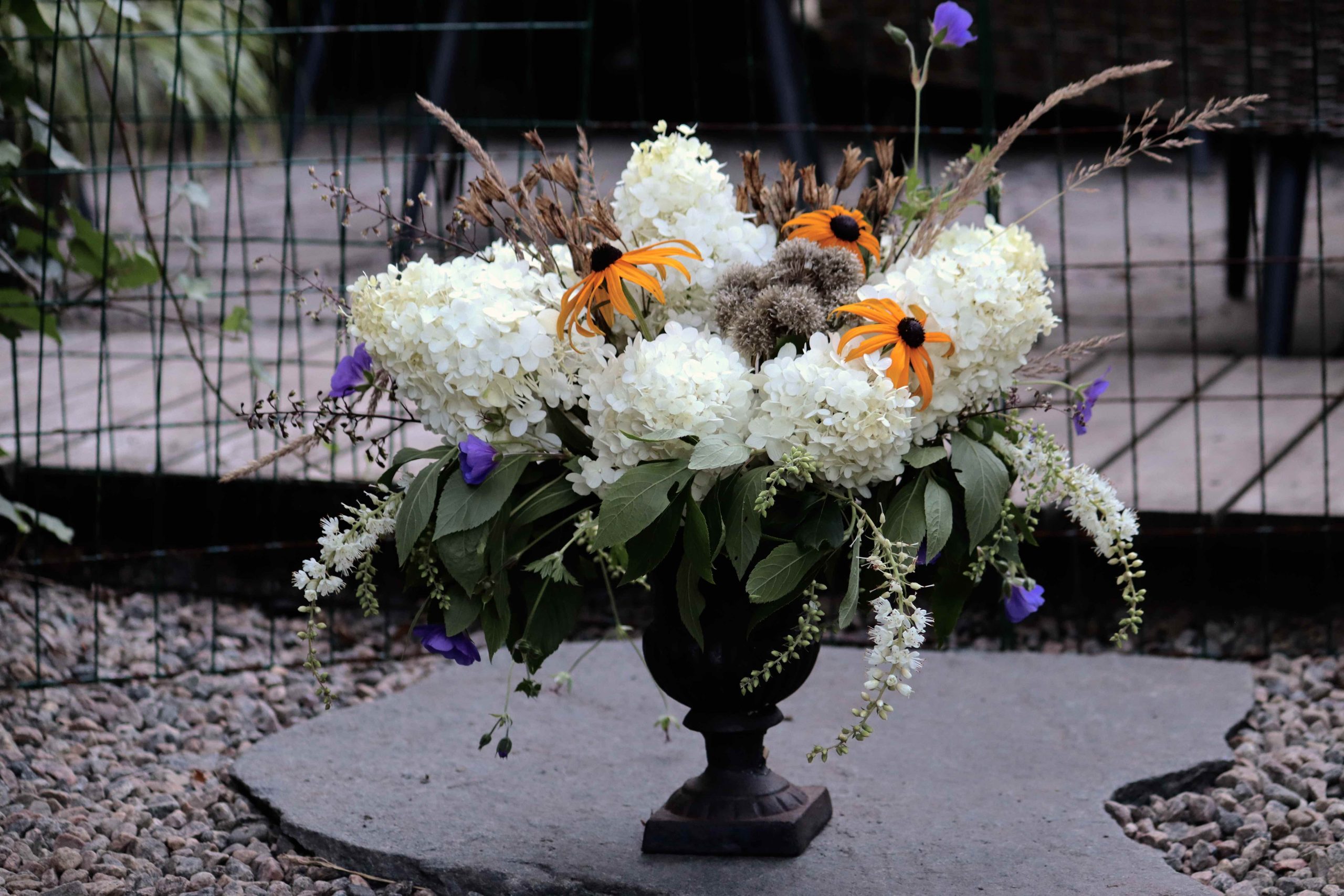 Natalia Lindberg Trädgårdsdesign Blombukett från din egen trädgård hortensia rudbekia urna konvaljbuske trädgårdnäva