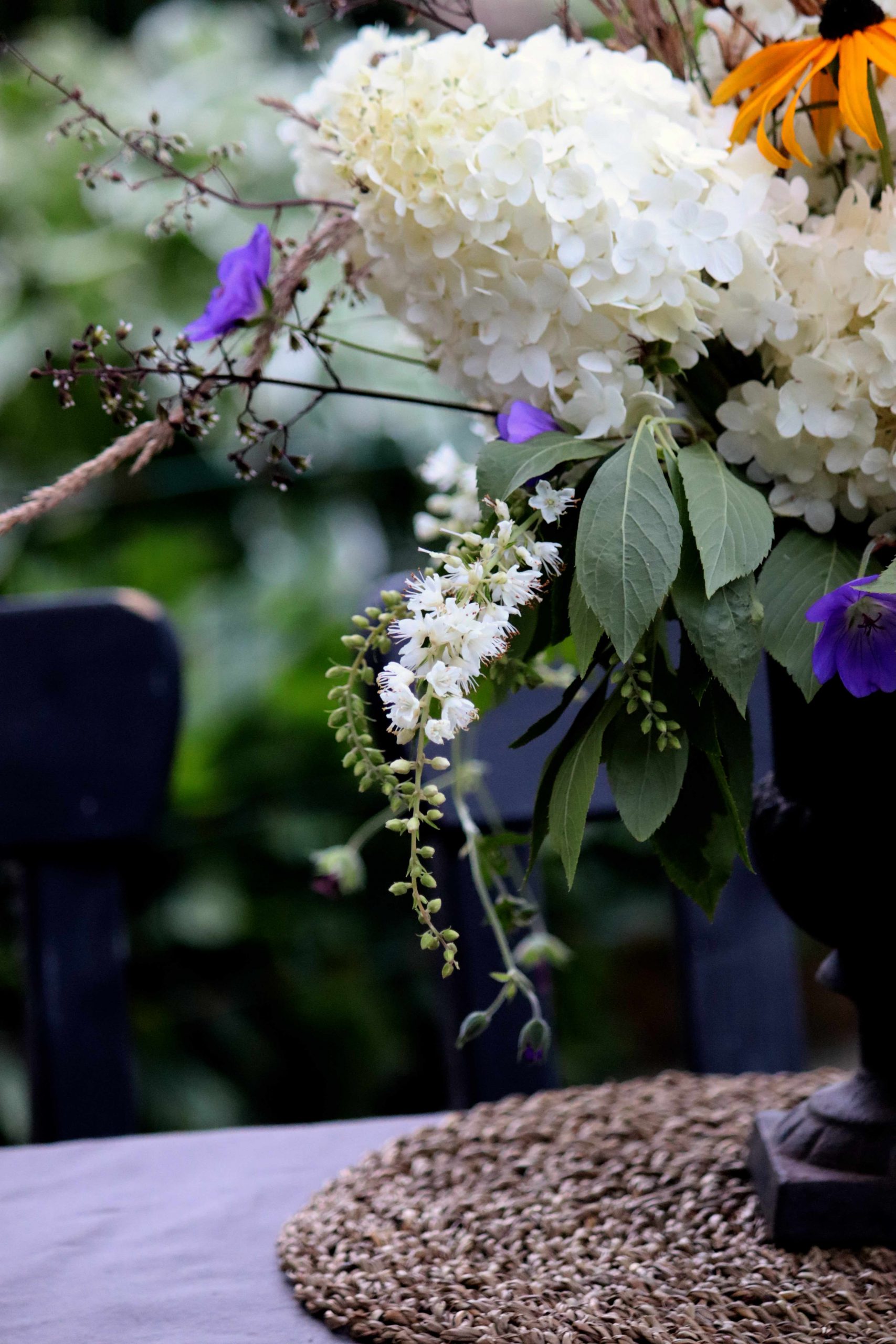 Natalia Lindberg Trädgårdsdesign blomarrangemang hortensia rudbekia urna konvaljbuske trädgårdnäva