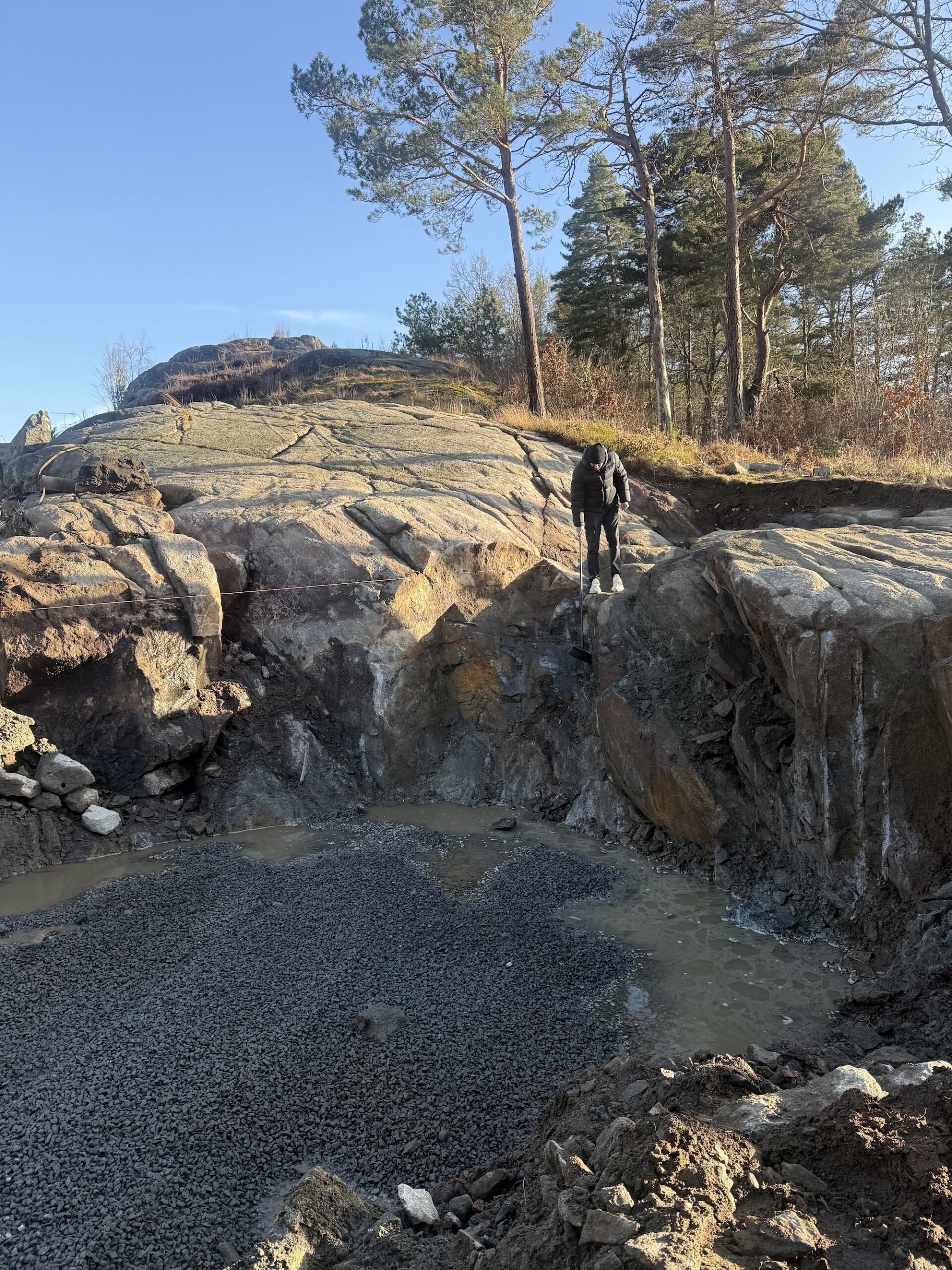 Bergsprängning för poolbygge