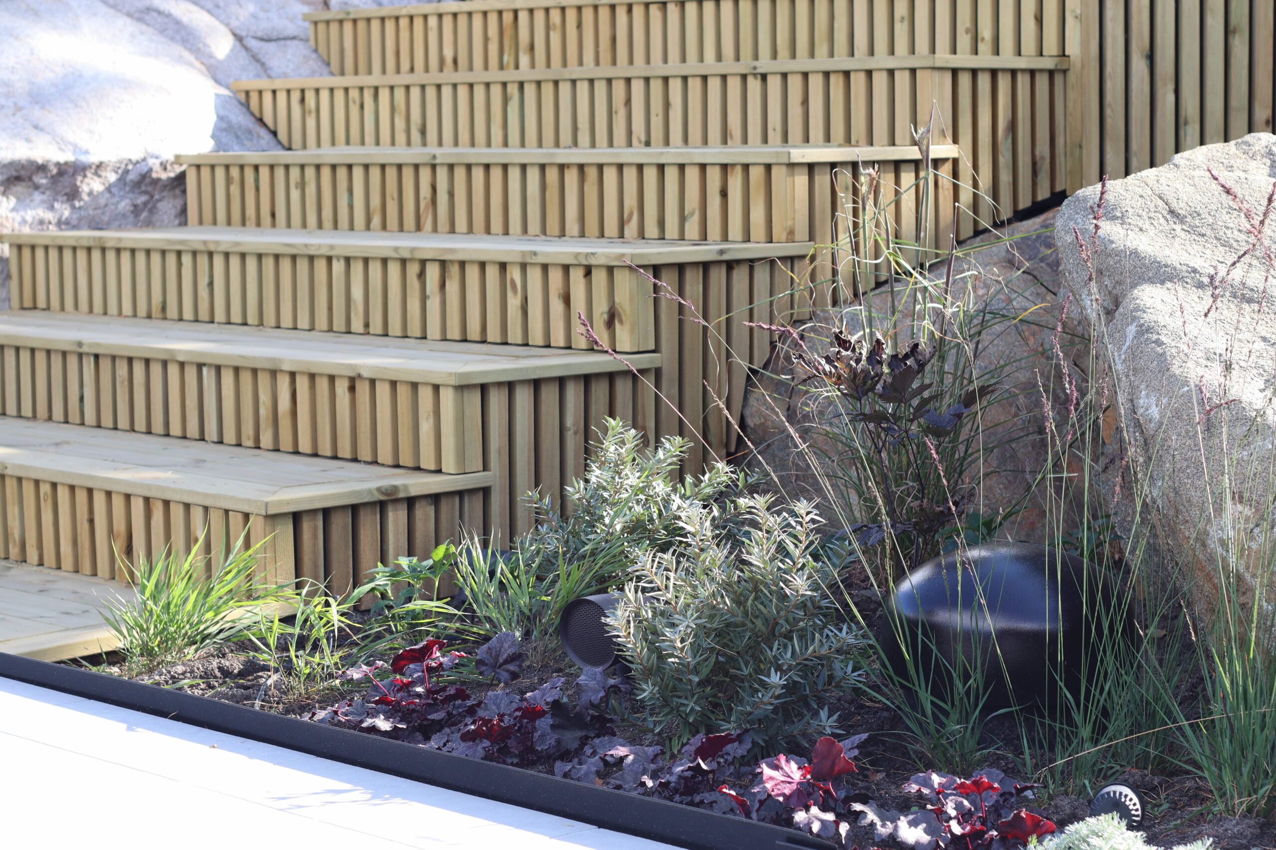 Plantering mot berg alunrot havtorn corten - Natalia Lindberg trädgårdsdesign
