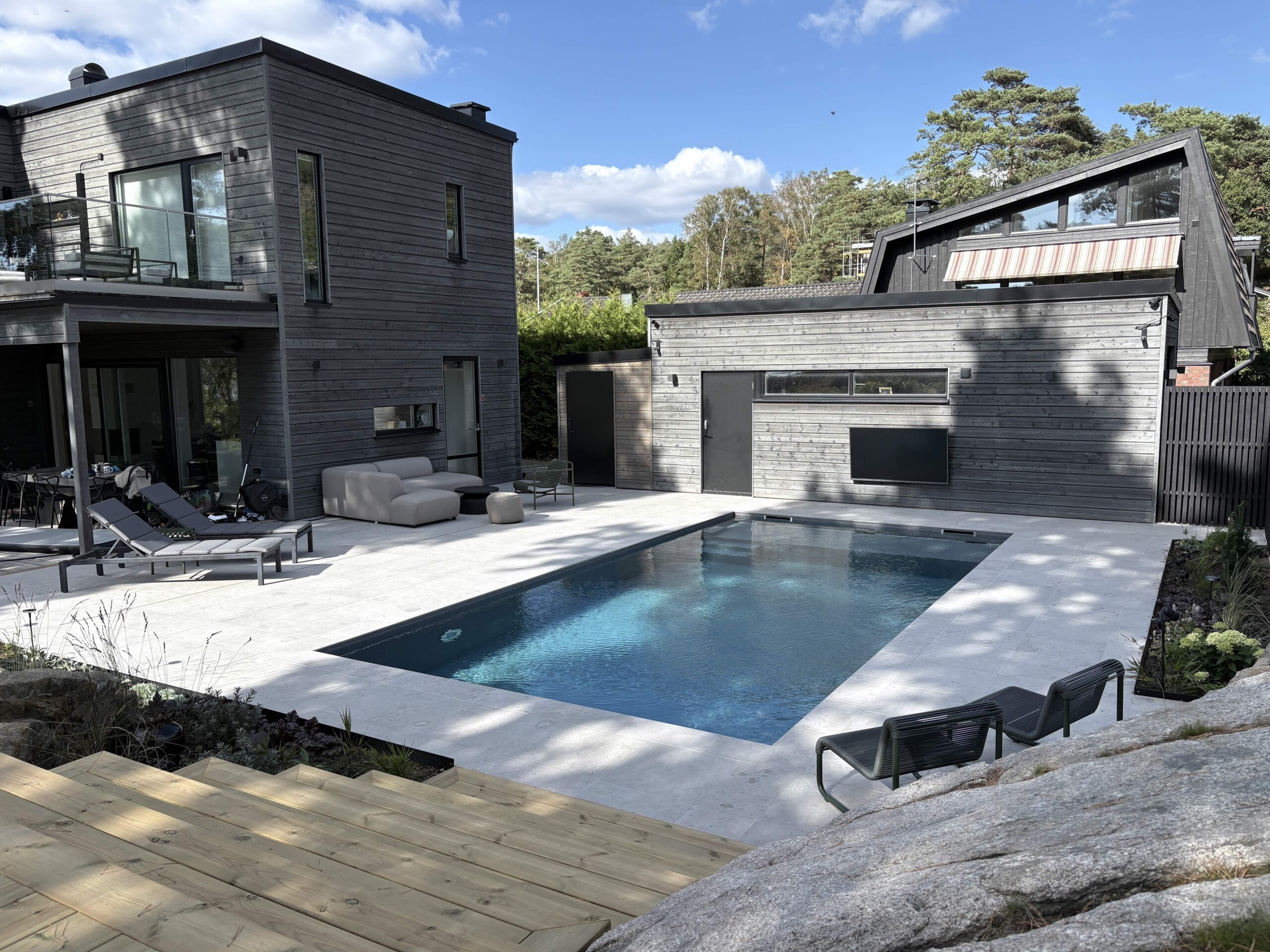 Modernt möter naturtomt – pool vid det svarta huset - Natalia Lindberg trädgårdsdesign