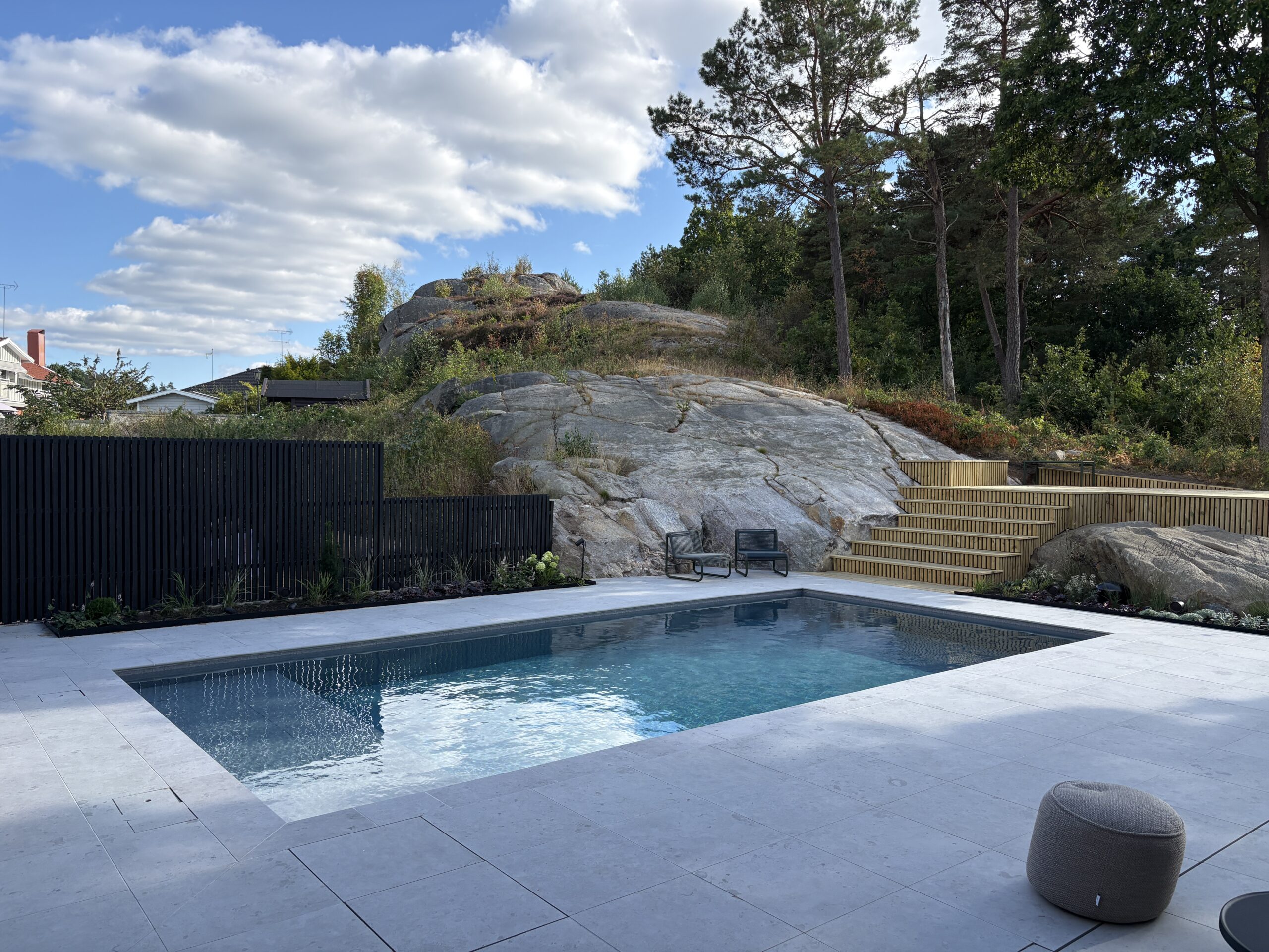 Poolområde mot berg med altan - modern poolträdgård - Natalia Lindberg trädgårdsdesign