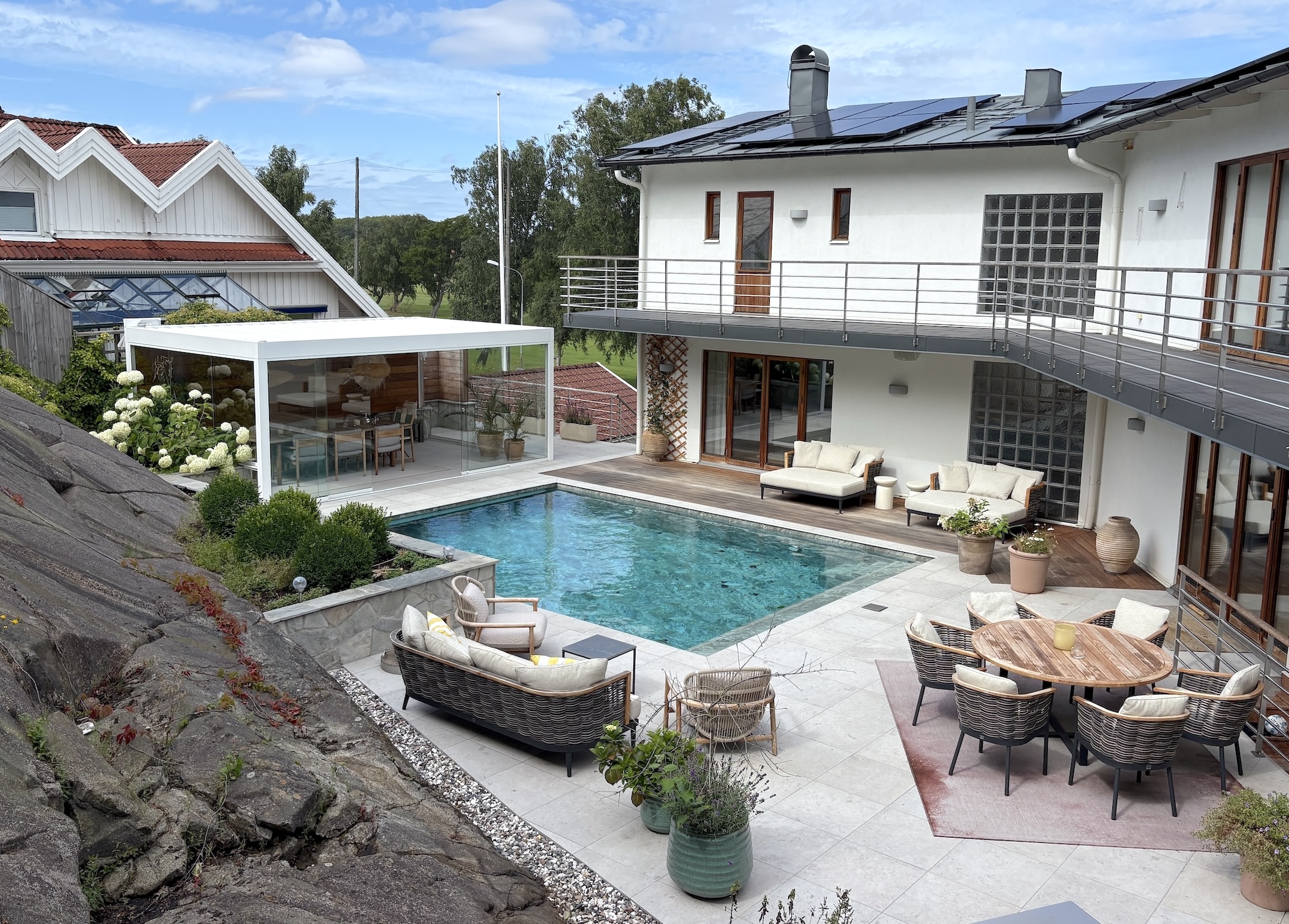 Anlagt poolområde med generösa uteplatser och resortkänsla i Hovås