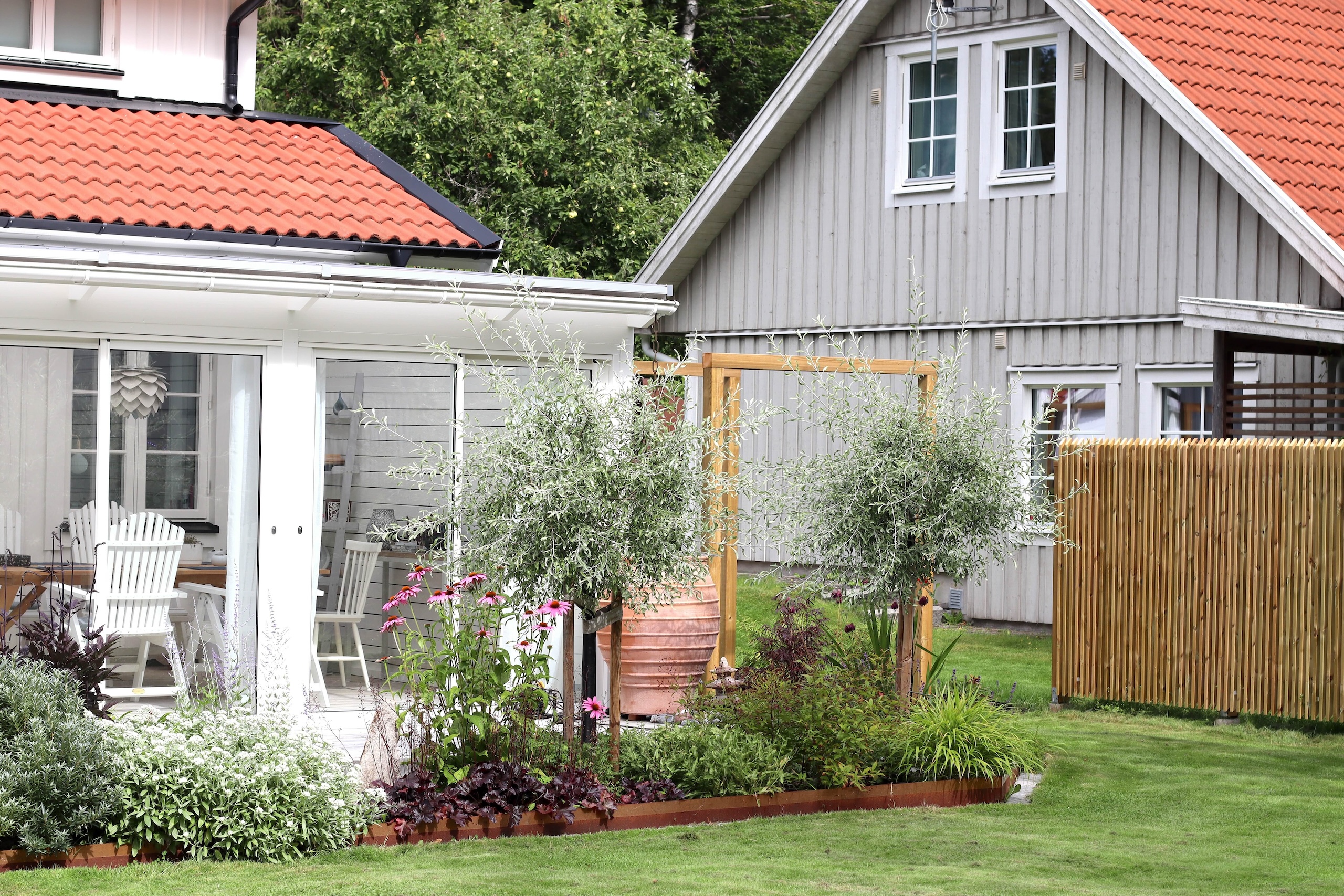 Silverpäron perennrabatt Plantering runt altanen  - Natalia Lindberg Trädgårdsdesign