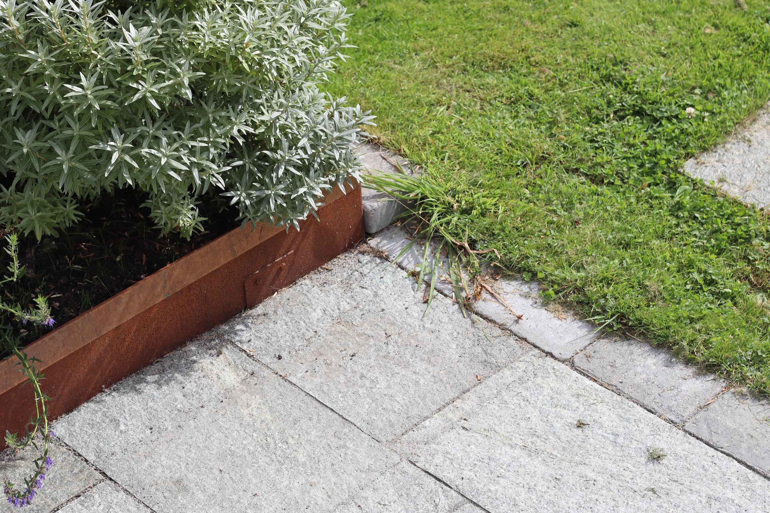 Perennrabatt rabattkant corten skiffert - Natalia Lindberg Trädgårdsdesign