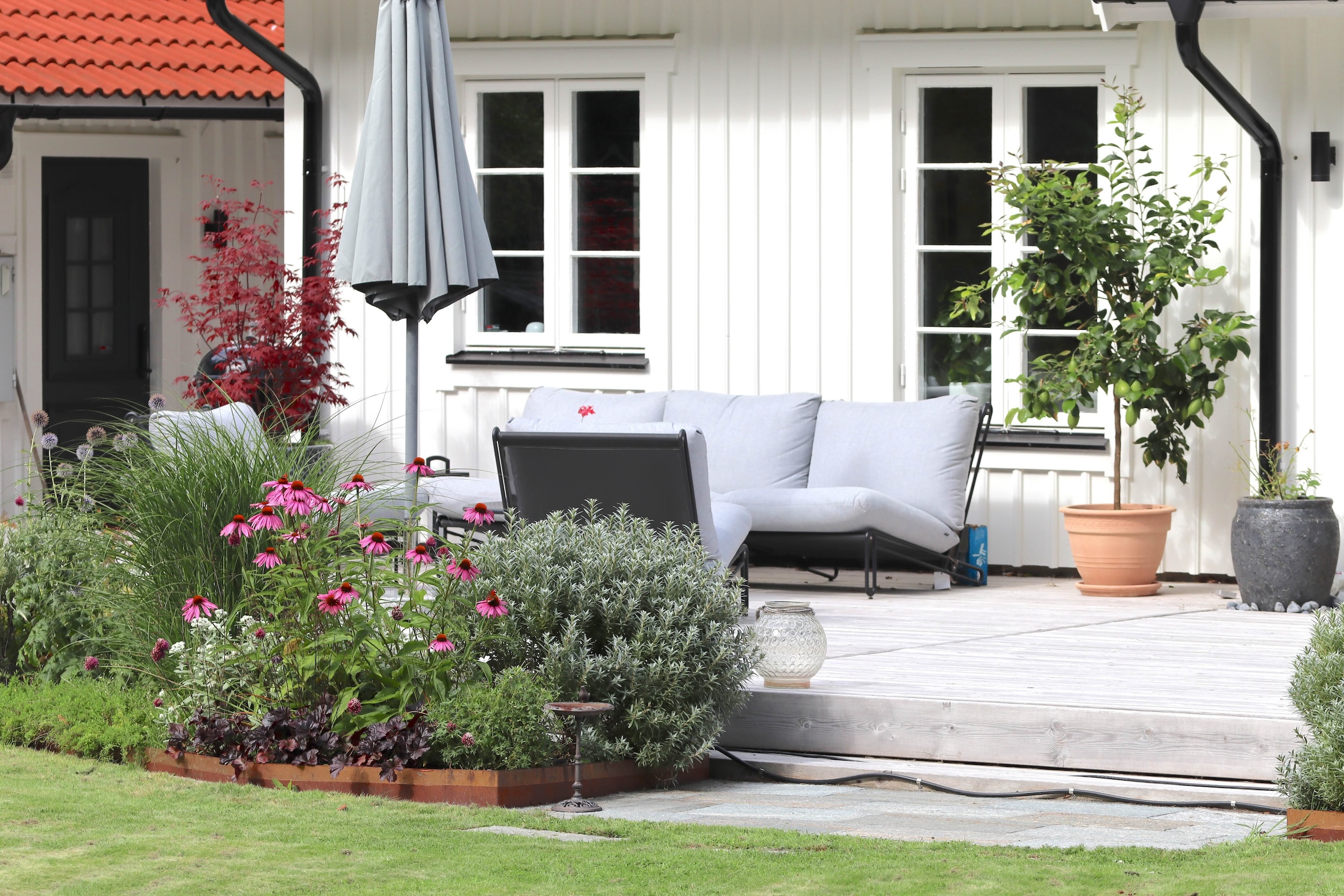 Plantering runt altanen perennrabatt  - Natalia Lindberg Trädgårdsdesign