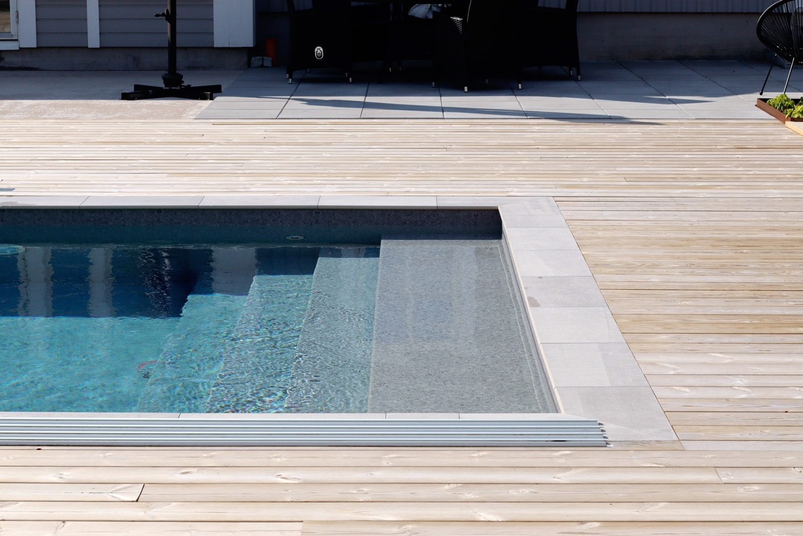 pool trallpoolkant  bricmate Z Norrvange Light Grey - Natalia Lindberg trädgårdsdesign